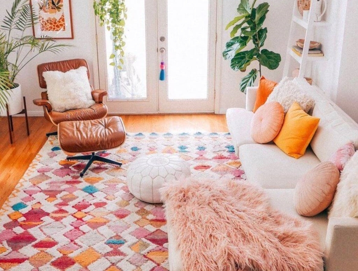 boho style deko wohnzimmer teppich weiß rot blau weißes sofa bunte kissen lederstuhl große pflanzen