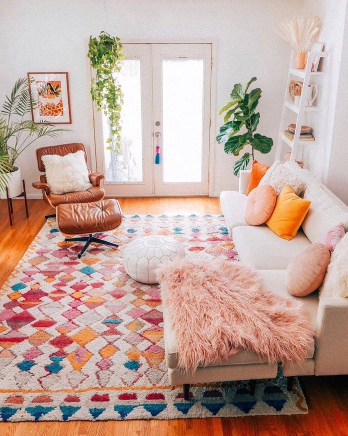 boho style deko wohnzimmer teppich weiß rot blau weißes sofa bunte kissen lederstuhl große pflanzen
