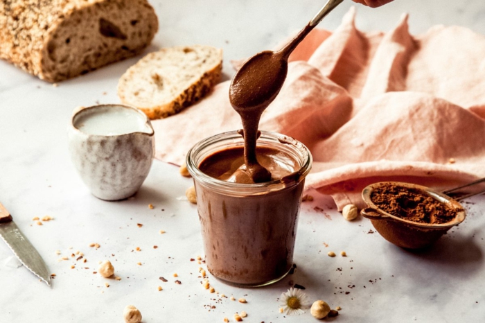 brot und haselnüsse ein glas mit milch rezepte für eine utella alternative