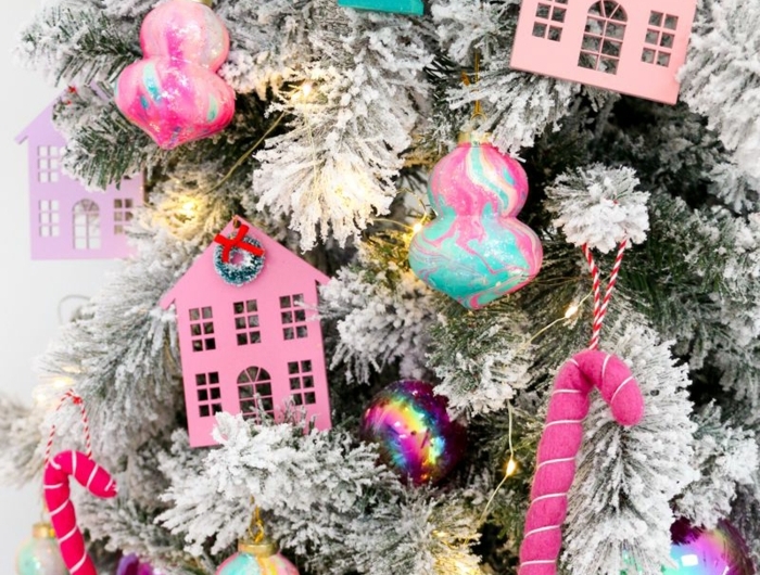 bunte weihnachtskugeln selber machen weihnachtsbaum dekorieren kreative ideen kleine pinke häuser aus karton basteln