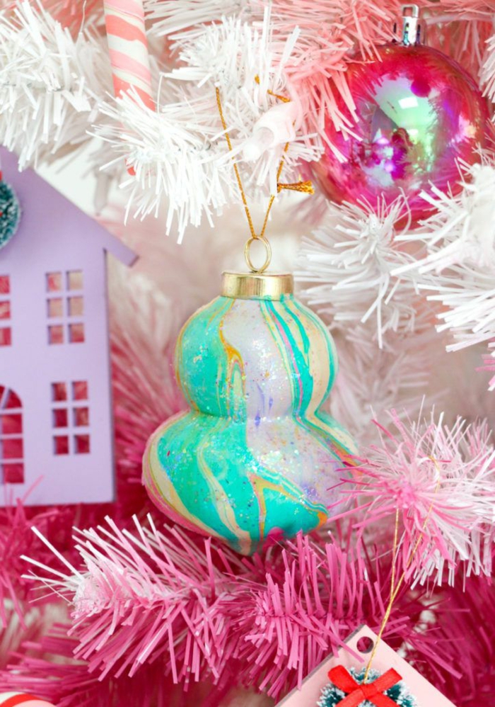 bunte weihnachtskugeln selber machen weihnachtsbaum dekorieren kreative ideen kleine pinke häuser aus karton basteln ideen