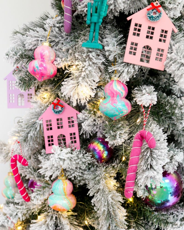bunte weihnachtskugeln selber machen weihnachtsbaum dekorieren kreative ideen kleine pinke häuser aus karton basteln