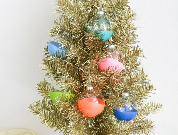 dek basteln weihanchten weihanchtsbaum dekorieren selbergemachte weihnachtskugel dekoriert mit farbe christbaumschmuck diy