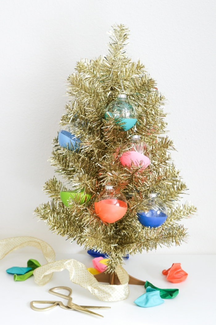 dek basteln weihanchten weihanchtsbaum dekorieren selbergemachte weihnachtskugel dekoriert mit farbe christbaumschmuck diy