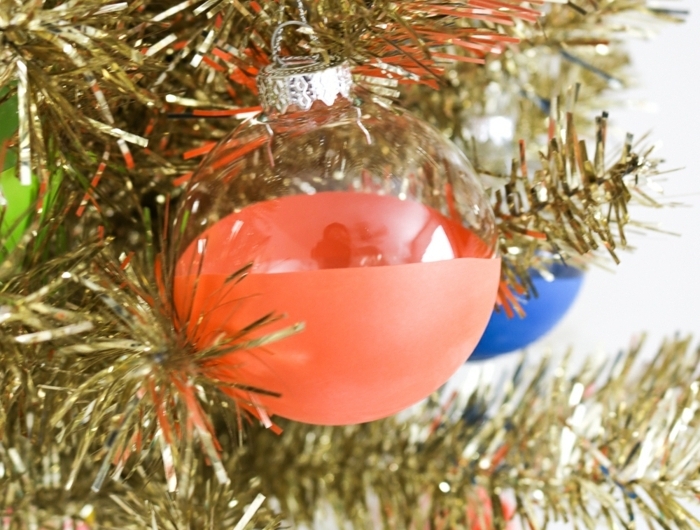 deko weihnachten selber machen durchsichtige weihanchtkugel dekroiert mit bunten farben weihanchtsbaumschmuck