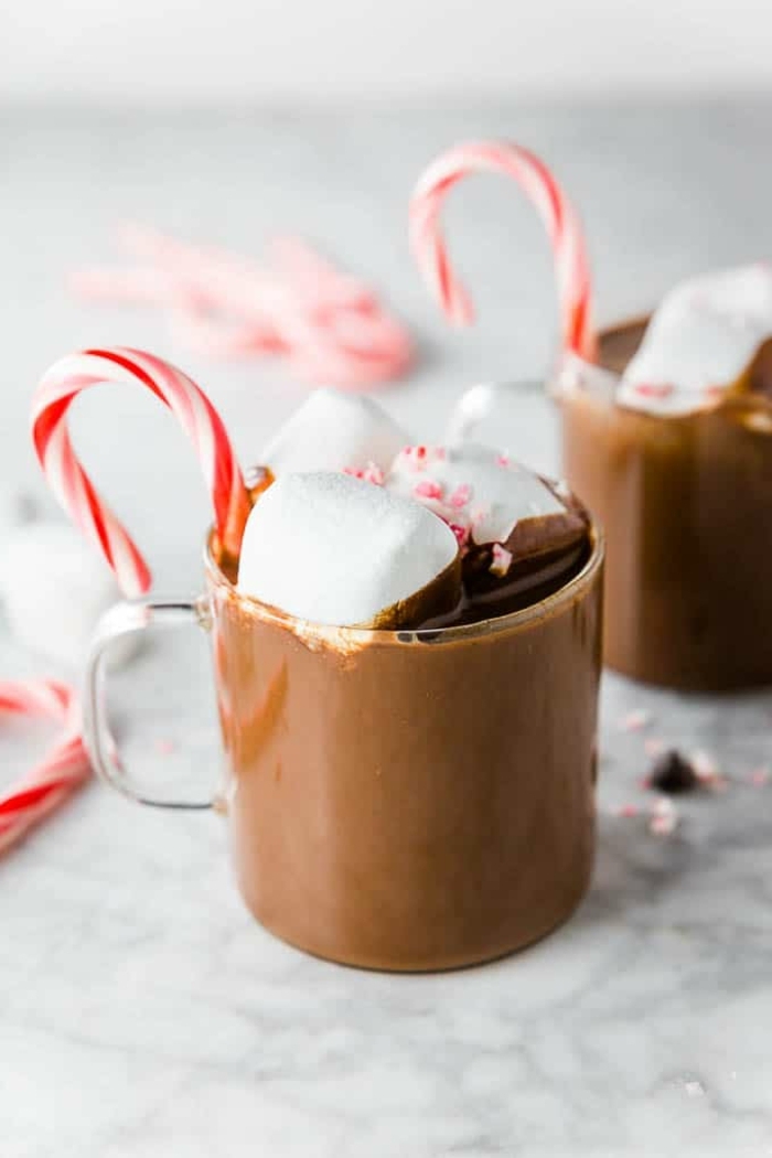 dessert weihnachten im glas heiße schokolade schokogetränk mit zuckerstangen und marshmallows