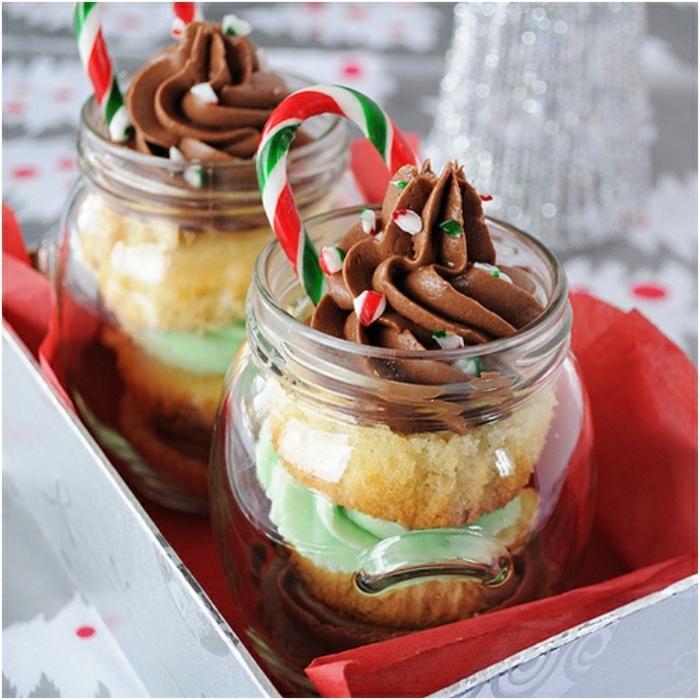 dessert weihnachten im glas kuchen mit vanille creme mit schokolade und pfefferminze weihnachtlicher nachtisch