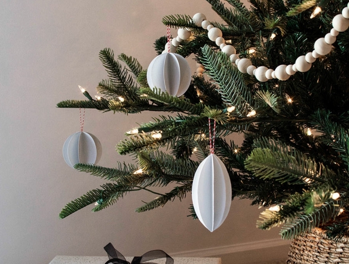 diy ornamente aus papier dekoration weihnachtsbaum modern ideen und inspiration verpackte geschenke unter tannenbaum