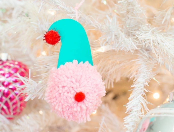 diy weihnachten ornamente selber machen zwerge aus pinken pompomns rote nase blaue mütze weißer weihnachtsbaum