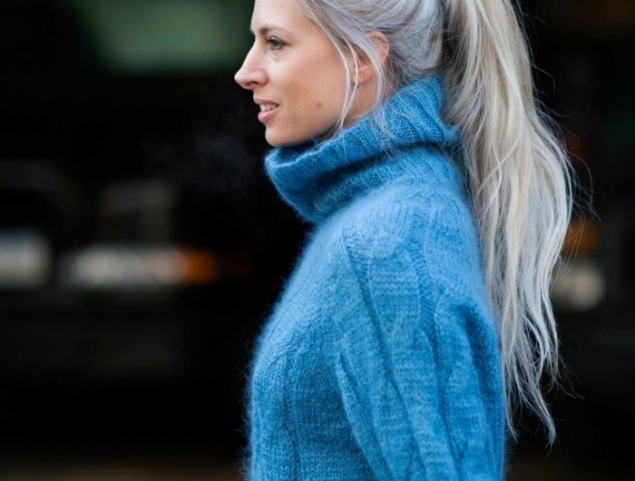 eine frau mit blauem pullover und mit langem grauen haar graue haare pflegen