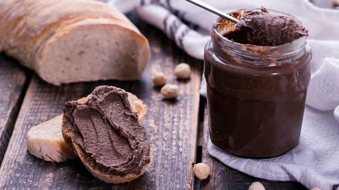 eine weiße decke brot und einer nutella alternative kleine haselnüsse nutella vegan rezept