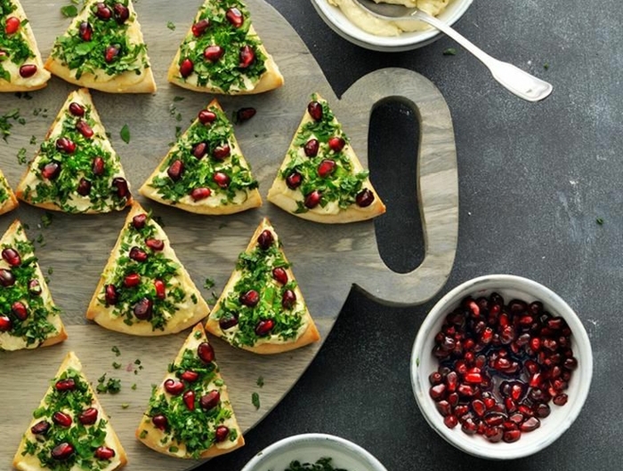 einfache weihnachtsmenü vorspeisen silvester hummus kräcker mit granatapfel weihnachtsbaum