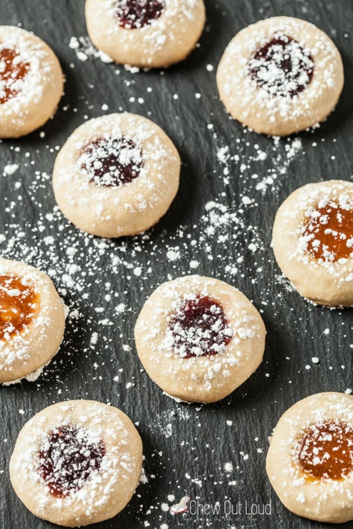 engelsaugen plätzchen rezepte weihnachtsplätzchen mit marmelade backen kekse bestreut mit puderzucker 