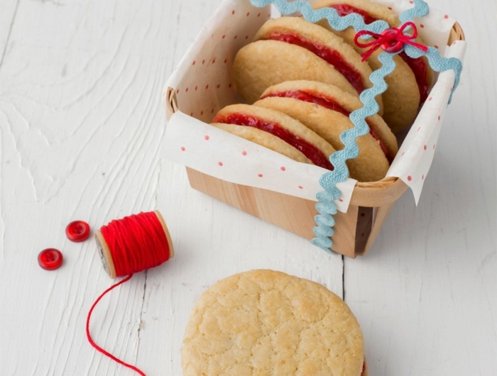 feirtagskekse backen runde plätzchen mit marmelade rezept weihnachtsgebäck selber machen packung mit kekse