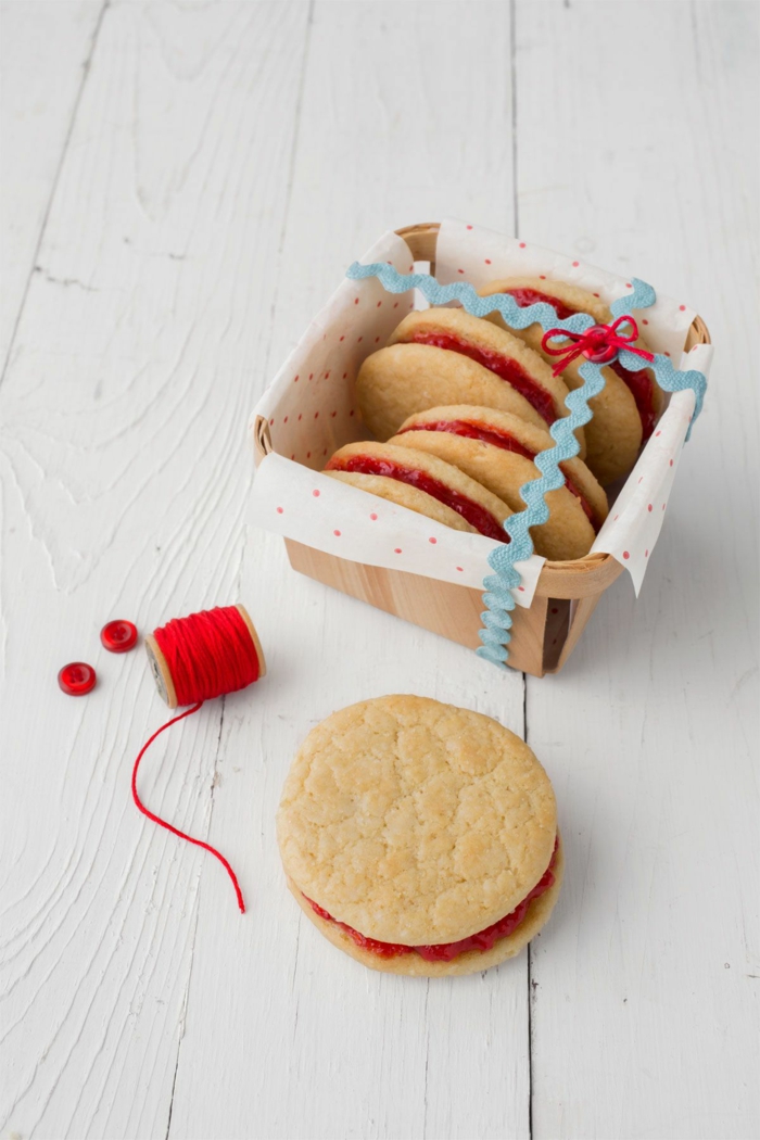 feirtagskekse backen runde plätzchen mit marmelade rezept weihnachtsgebäck selber machen packung mit kekse