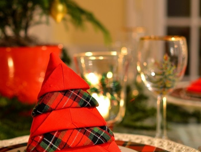 festlich gedeckter tisch servietten falten stehend schöne weihnachtsservietten deko weihnachtliche tischdekoration