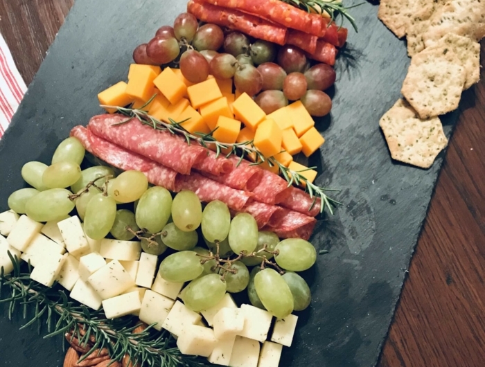 festliche vorspeisen gut vorzubereiten salami oliven käse fingerfood weihnachtsbaum teller