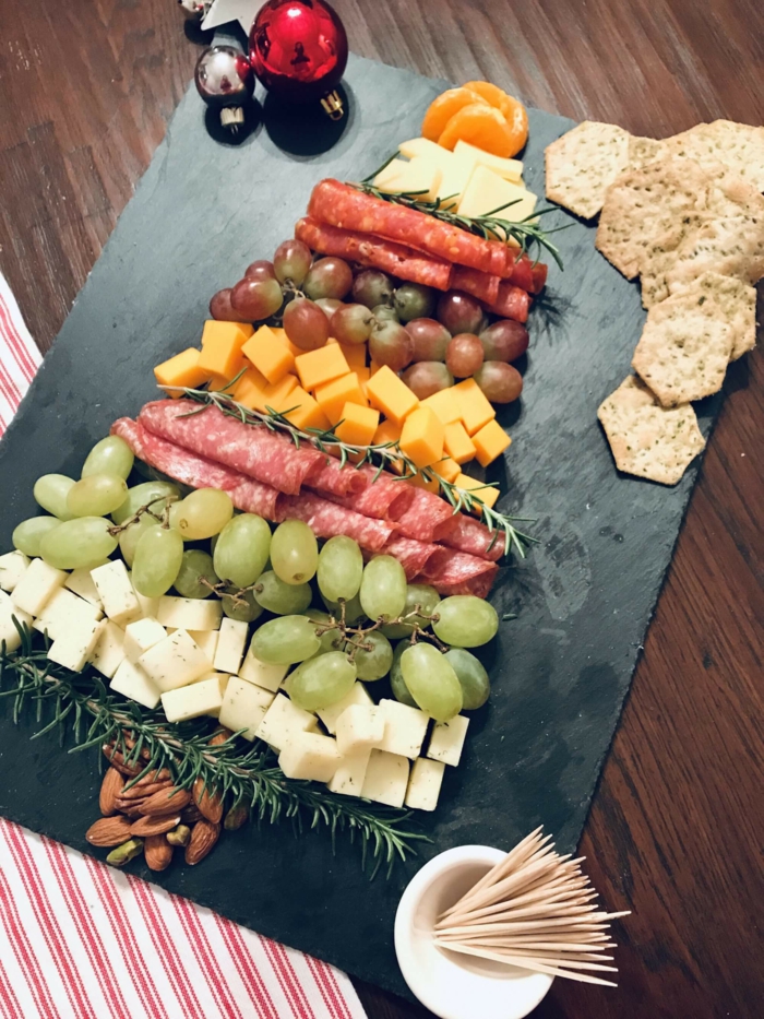 festliche vorspeisen gut vorzubereiten salami oliven käse fingerfood weihnachtsbaum teller