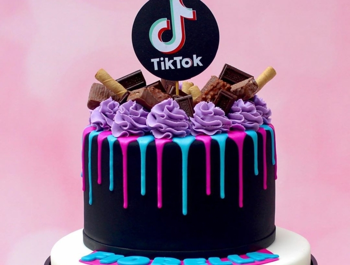fondant torte 18 geburtstag junge tiktok inspiration schwarzer drip cake blau pinke glasur dekoration waffeln schokolade lila zuckeguss