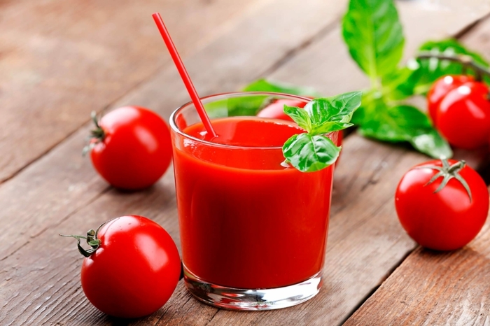 frische minze ein glas mit tomatensaft und einem roten strohhalm