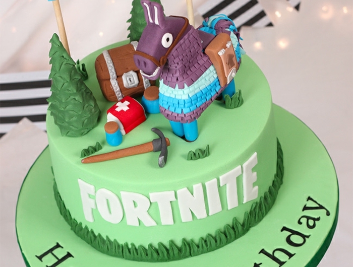 geburtstagstorte zum 9 geburtstag online spiel party idee fortnite geburtstag kuchen grüne torte mit deko figuren aus dem spiel