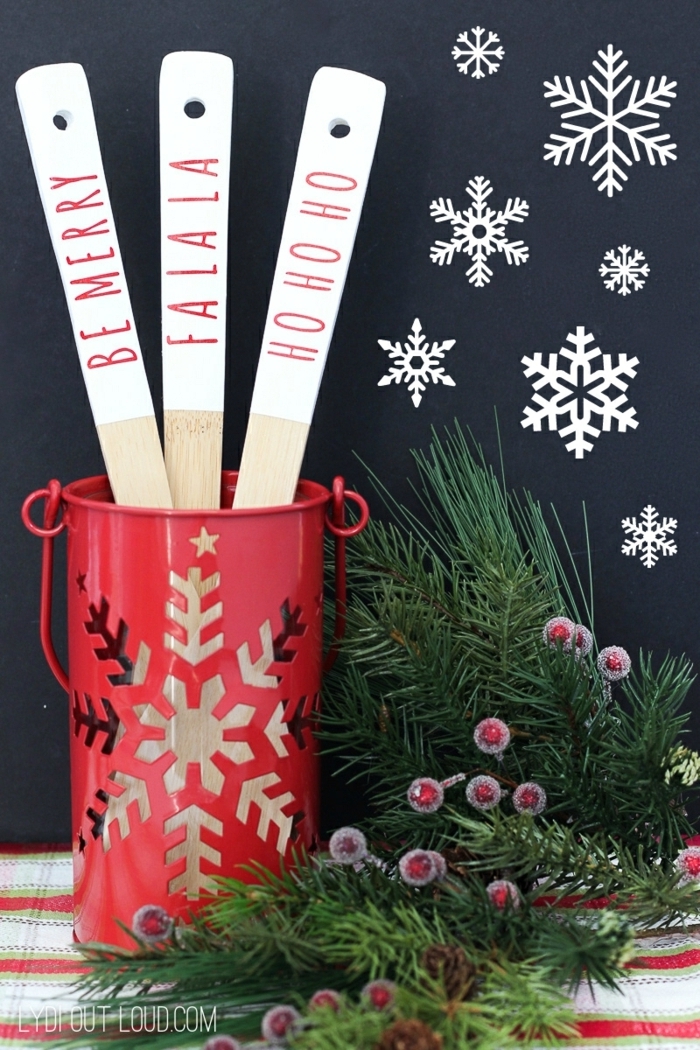 geschenke selber machen zu weihanchten weihnachtsgeschenke ideen diy präsent hälzenre löffel tannenzweige schneeflocken