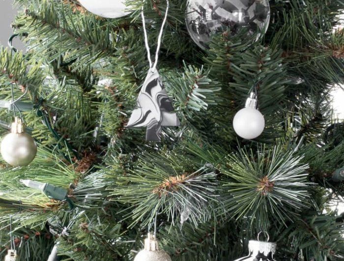 geschmückter weihnachtsbaum monochrome ornamente weihnachtskugeln und tannenbäume schwarz weiß