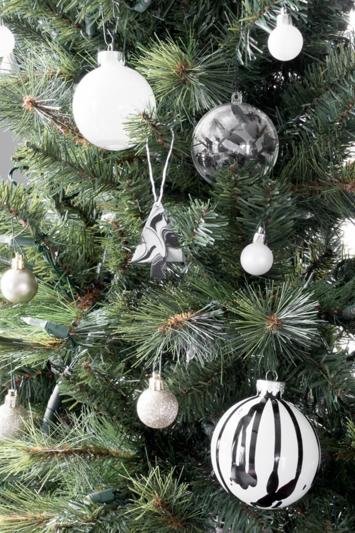 geschmückter weihnachtsbaum monochrome ornamente weihnachtskugeln und tannenbäume schwarz weiß