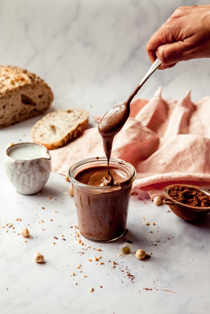 glas mitnutella alternative ein veganes nutella selber machen eine hand mit löffel ein brot