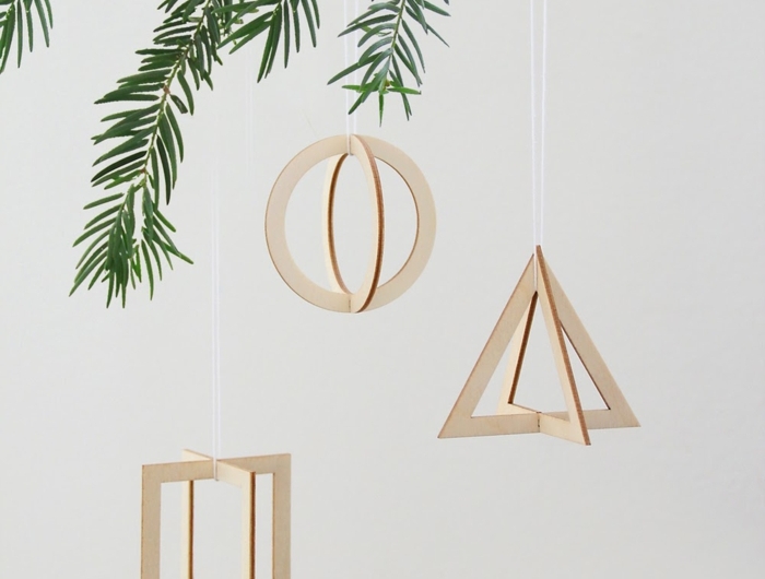 holzfiguren weihnachtsdekoration weihnachtsbaum schmücken minimalistisch inspiration ideen dreiecke kreise rechtecke formen