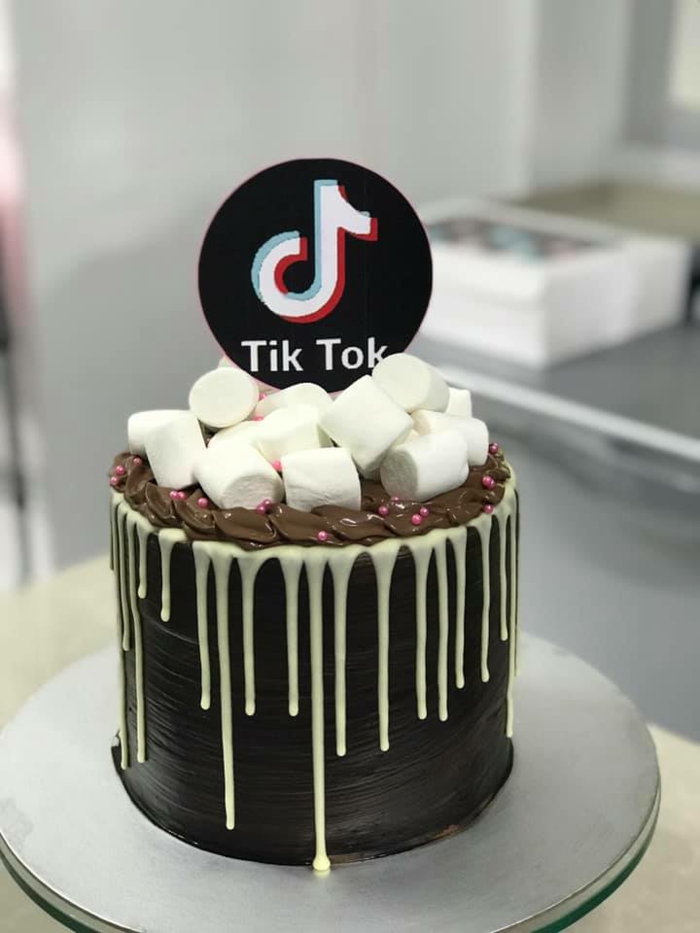 inspiration drip cake schwarz marshmallows dekoration schokolade torte zum geburtstag ideen tiktok
