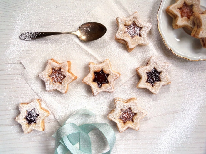 kekse in sternform spitzbuben mit mandeln weihnachtsplätzchen backen mit marmelade weichnatsrezepte plätzchen ideen