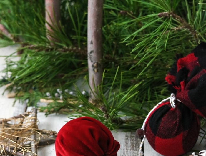 kerzen aus holz und erdnüssen deko rote äpfel basteln weihnachtsbaum deko inspiration große tannenzapfen
