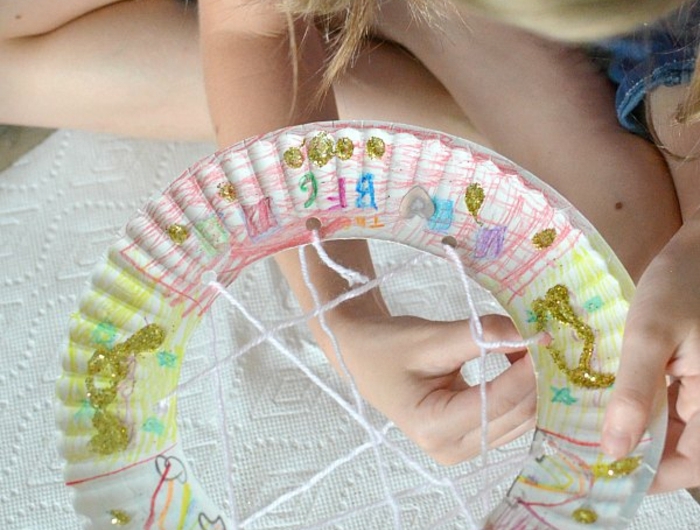 kind bemalt plastik platte upcycling ideen traumfänger basteln mit kindern kreative bastelideen diy wanddeko