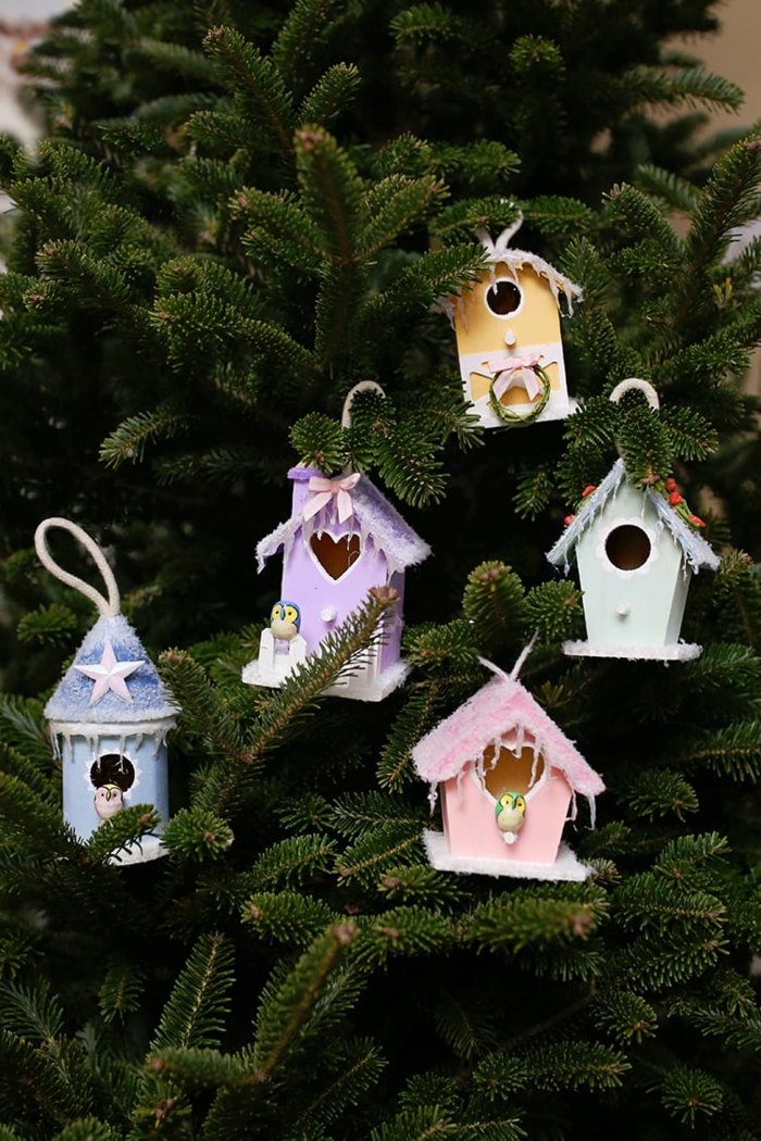 kleine vogelhäuser dekoration grüner tannenbaum moderner weihnachtsbaum schmücken originelle ornamente ideen kreative bastelideen