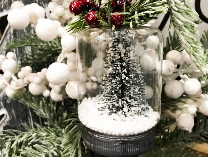 kleiner tannebaum im glas mit schnee geschmückter weihnachtsbaum ornamente selber machen ideen inspo