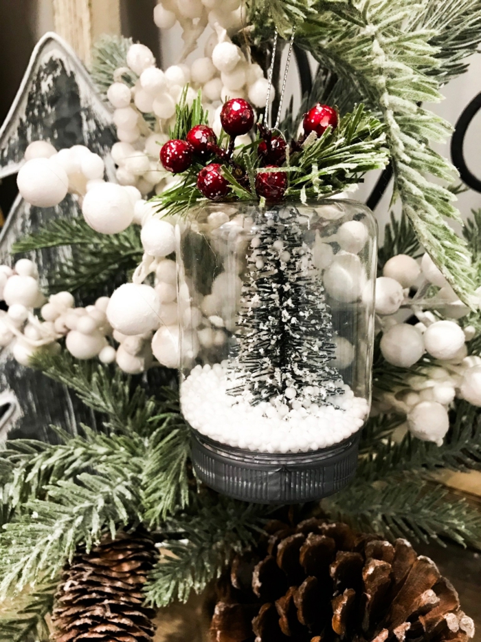 kleiner tannebaum im glas mit schnee geschmückter weihnachtsbaum ornamente selber machen ideen inspo