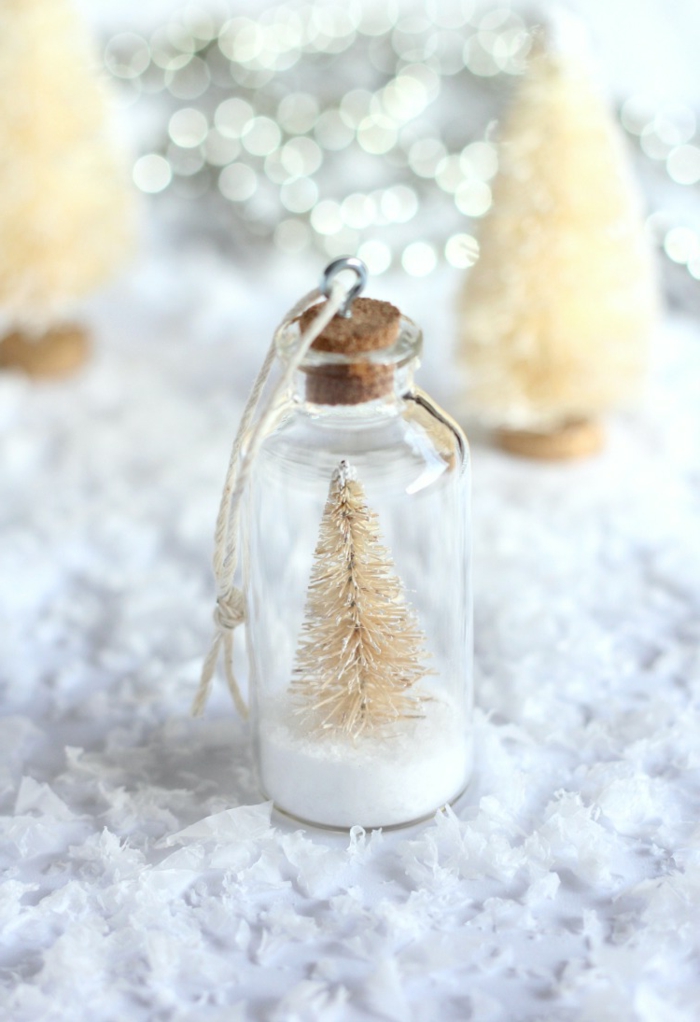 kleines fläschchen mit weißem tannenbaum schnee kreative weihnachtsornamente moderner weihnachtsbaum dekoration