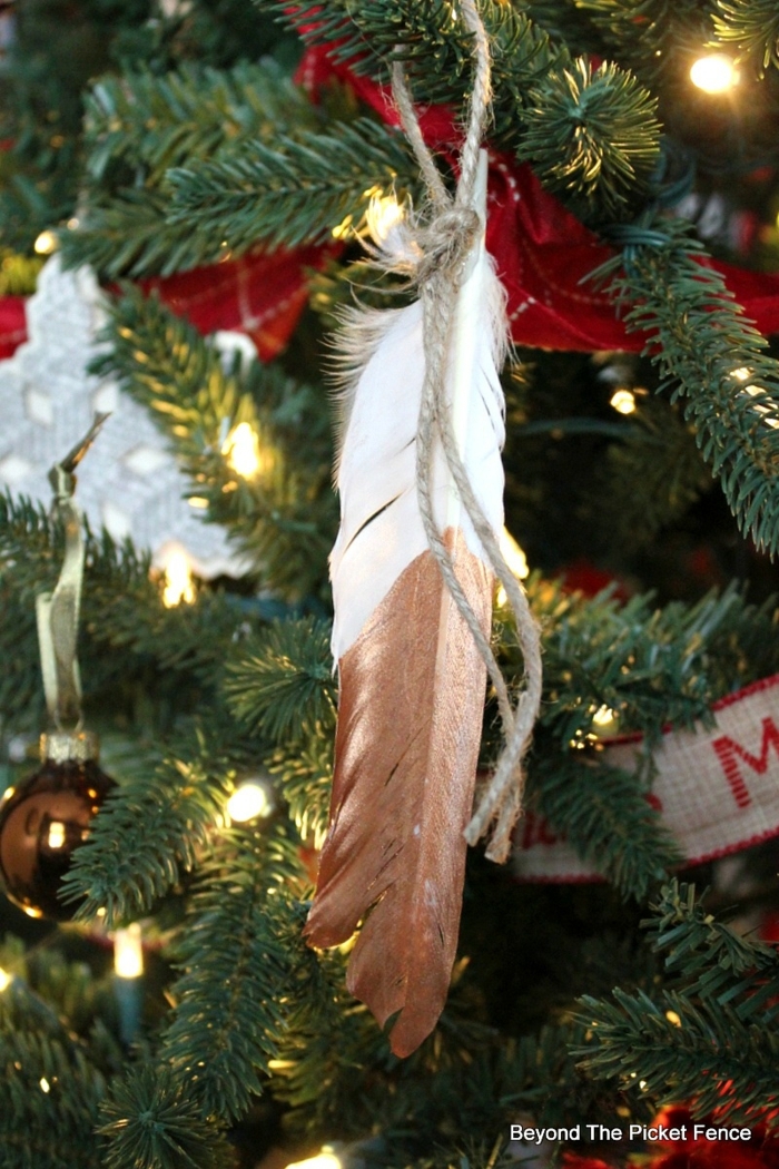 kreative deko ideen weihnachtsbaum schmücken mit feder baum dekoriert mit lichtern 