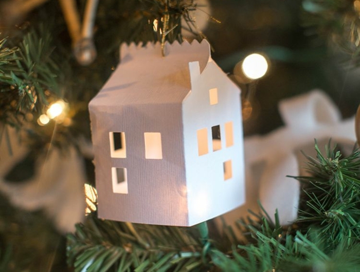 kreative deko tannenbaum weißes haus aus papier basteln diy ideen zu weihnachten grünen weihnachtsbaum dekorieren inspiration