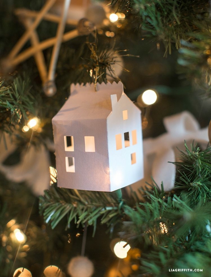 kreative deko tannenbaum weißes haus aus papier basteln diy ideen zu weihnachten grünen weihnachtsbaum dekorieren inspiration