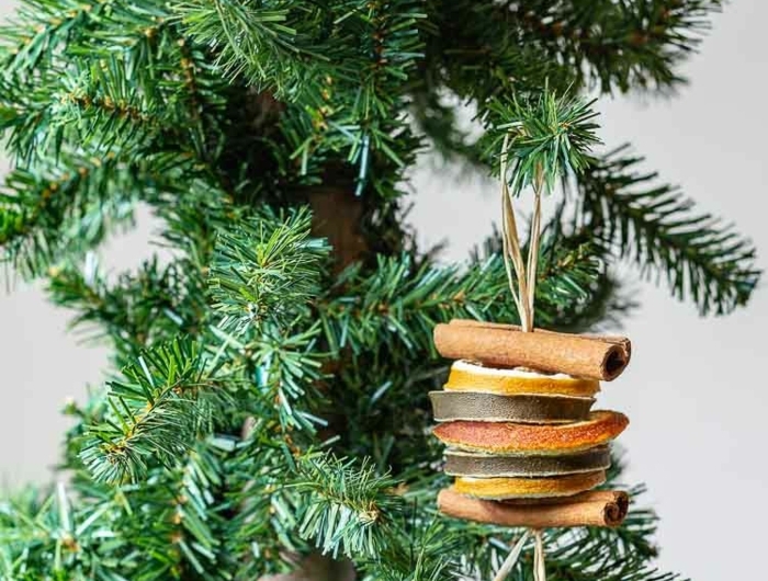kreative ideen für weihnachtsdekoration grüner tannenbaum geschmückter weihnachtsbaum mit trockenfrüchten zimtstangen