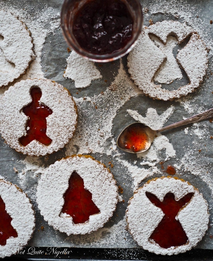 kreative ideen für weihnachtsplätzchen figuren von tannenbaum engel männchen kekse bestreut mit puderzucker einmachglas mit marmelade