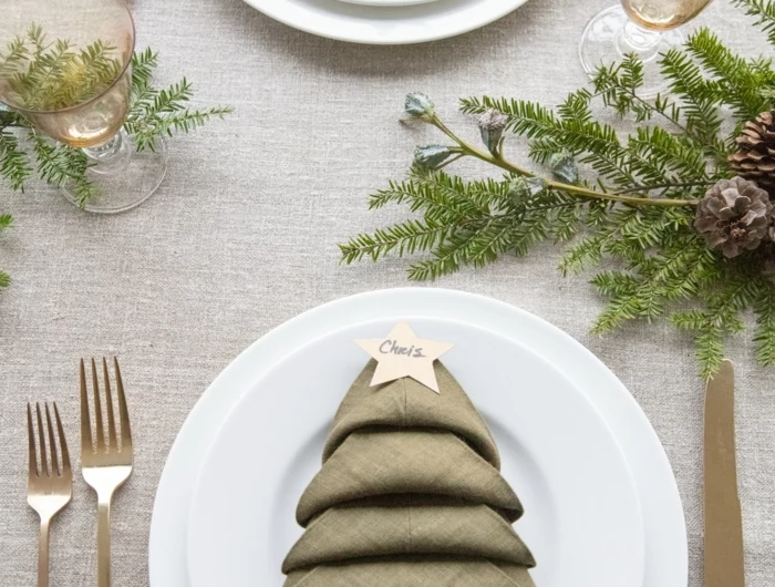 kreative minimalistische tischdeko servietten falten weihnachten einfach anleitung tannenzweige deko weiße teller