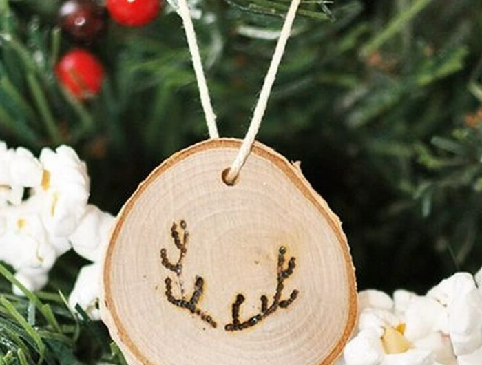 kreative weihnachtsbaum dekoration ornament aus holz abgebildete hirschhörner