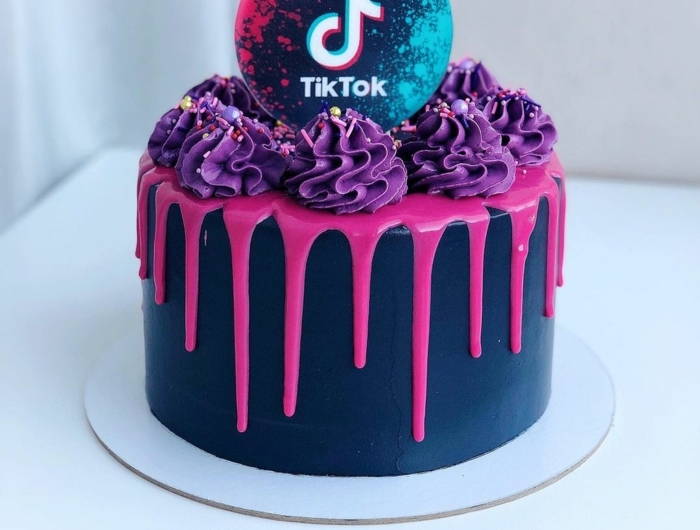 kuchen zum geburtstag drip cake schwarz pinke glasur lila cupcakes dekoration tiktok torte