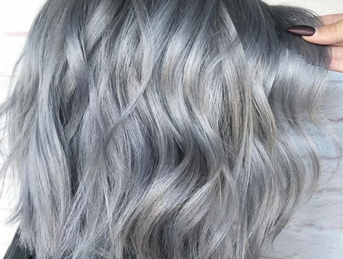 kurzes graues haar eine frisur mit grauem haar für frauen eine weiße wand