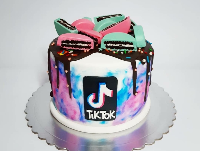 leckerer kuchen geburtstag tiktok style dekoration weiße torte mit bunte deko pinke grüne kekse social media cake inspo