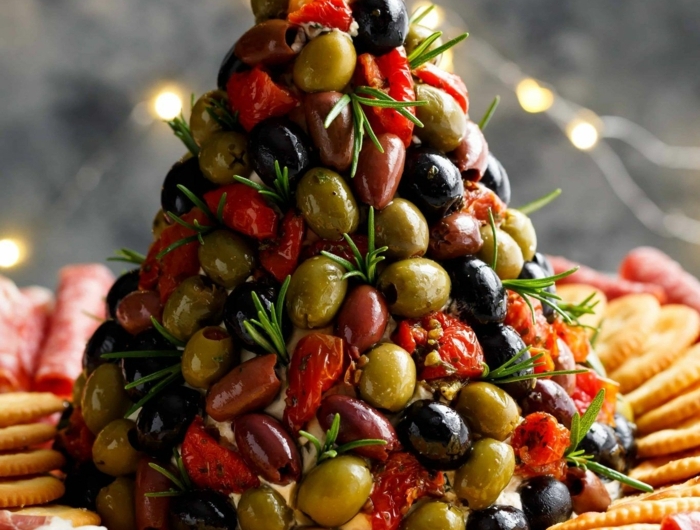 leichte vorspeisen weihnachtsmenü tannenbaum mit tomaten käase oliven crema kräcker und salami auf blech