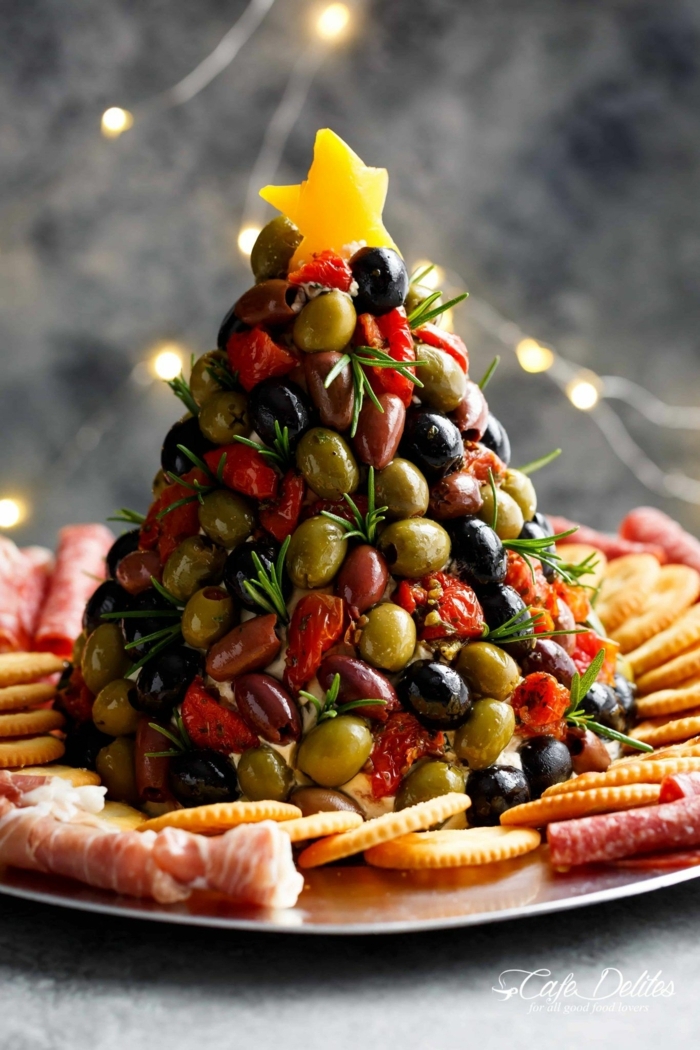 leichte vorspeisen weihnachtsmenü tannenbaum mit tomaten käase oliven crema kräcker und salami auf blech